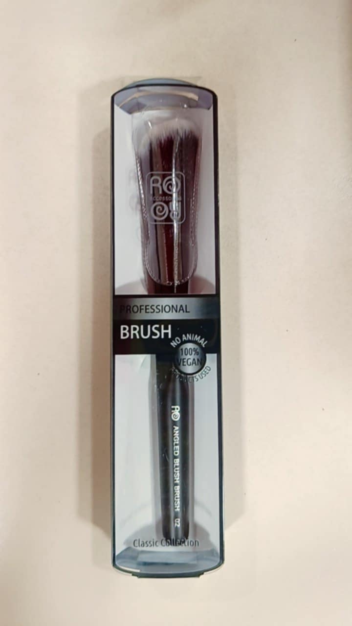ANGLED BLUSH BRUSH Ro accessories