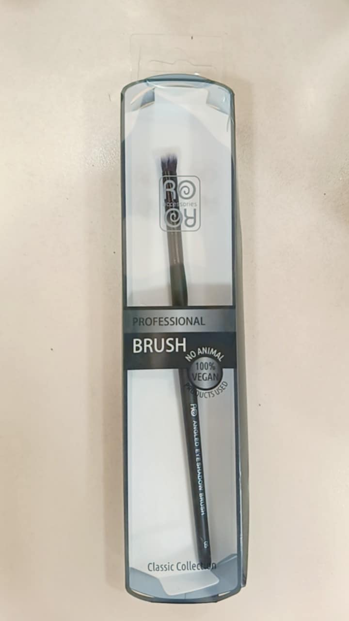 ANGLED EYESHADOW BRUSH Ro accessories