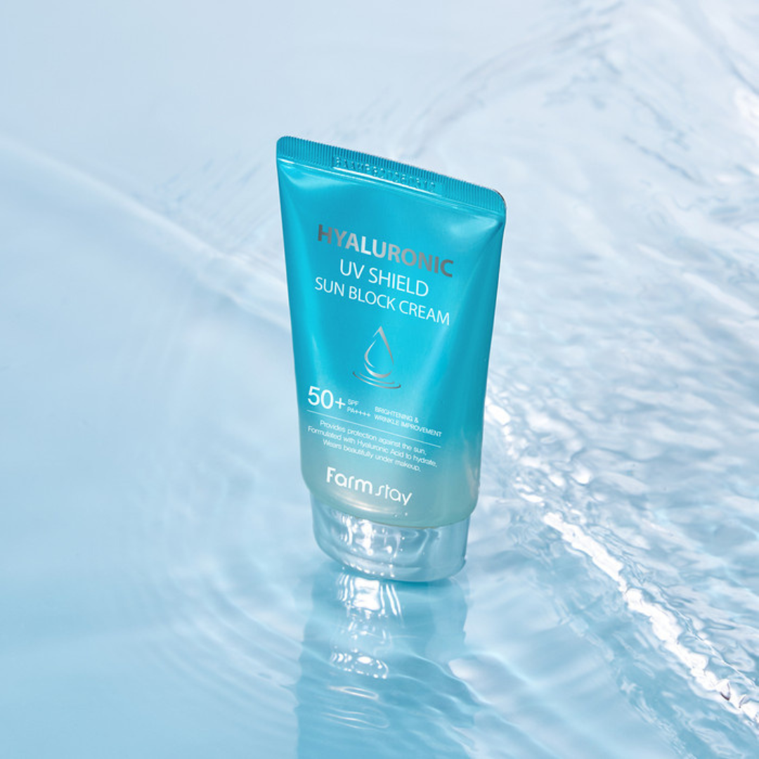 Η FARMSTAY Hyaluronic UV Shield Sun Block Cream SPF50+ PA+++ είναι μια ενυδατική κορεάτικη αντηλιακή κρέμα προσώπου που προσφέρει υψηλή προστασία από UVA και UVB ακτινοβολία, ενώ παράλληλα φροντίζει την επιδερμίδα με ενυδατικά και καταπραϋντικά συστατικά.