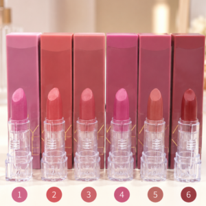 Creamy matte κραγιόν με βελούδινο τελείωμα και έντονη απόδοση χρώματος. 6 μοντέρνες αποχρώσεις
